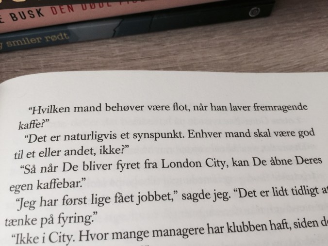 Kerr forstår at skrive god dialog. Her er en ordveksling fra ’Januarvinduet’ … og naturligvis spiller kaffe en rolle.