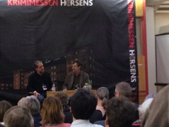 Kerr underholder i det fjerne.